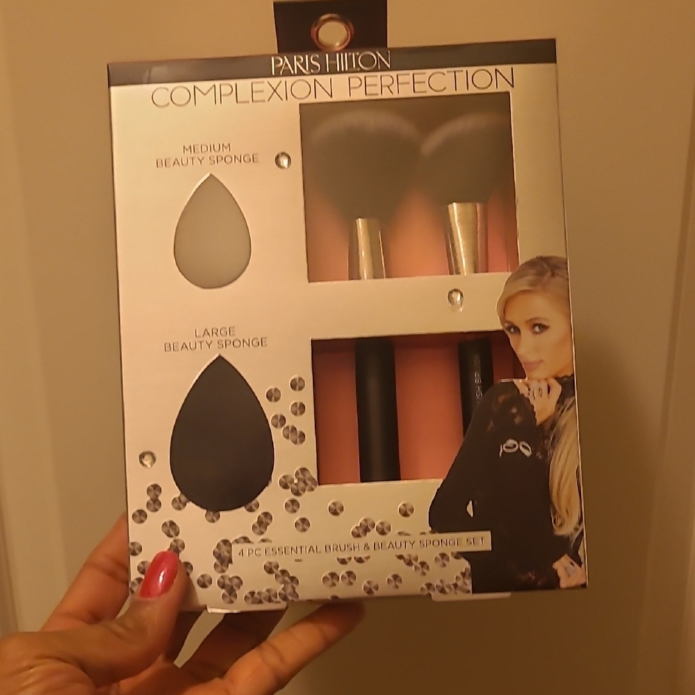 Paris Hilton Complexion Perfection Brush & Sponge Set